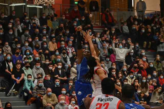 Jimmy Djimrabaye donne un coup de main à Boulazac