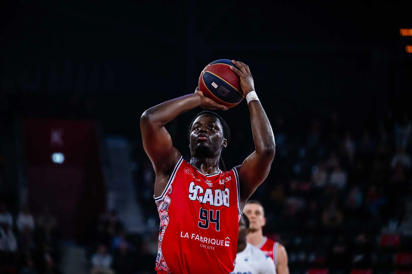 Le duel des géants s’intensifie : Maxime Yomi harcèle Narcisse Ngoy au sommet des rebonds