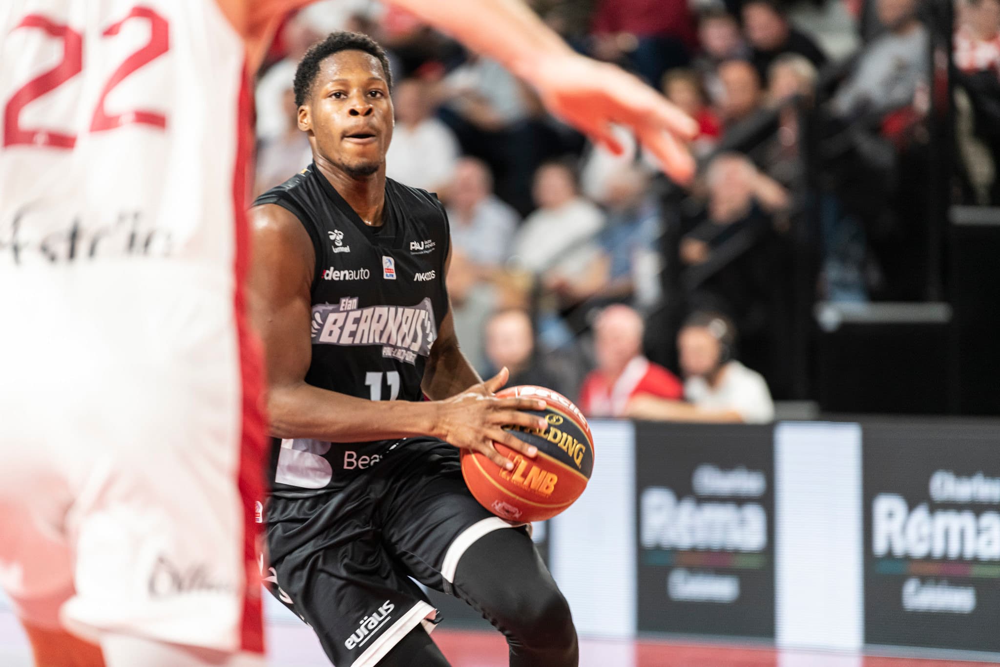 Un Gérald Ayayi record (39 d’évaluation) permet à l’Élan Béarnais de rêver d’un doublé