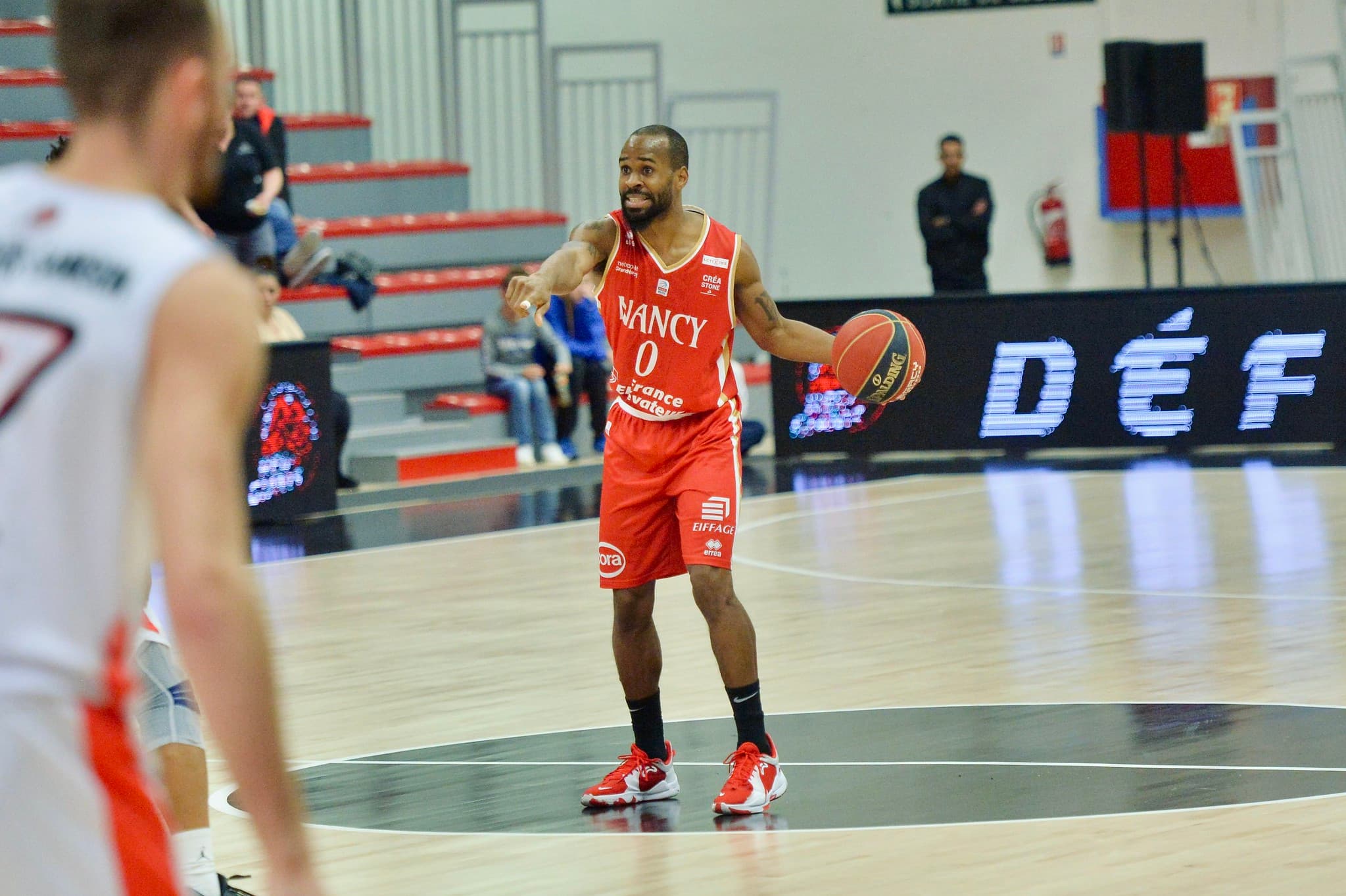 Le jeu des chaises musicales : Kyle Vinales remplace Ray McCallum en Pologne