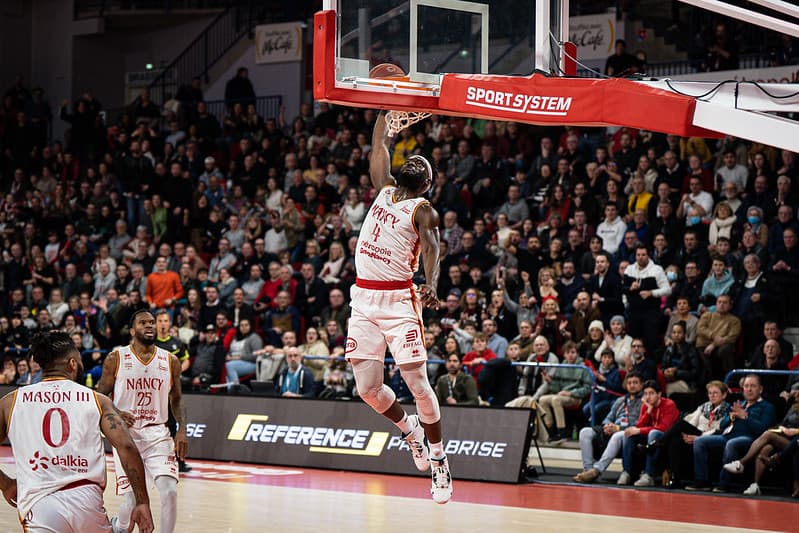 Ike Nwamu, le globe-trotter nigérian, débarque au Kosovo