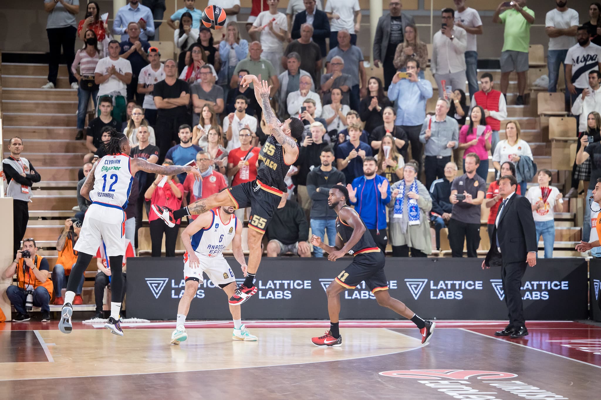 Mike James étincelant face au Bayern Munich : « Il mérite le titre de MVP »