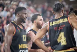 Alpha Diallo, Mike James et Jaron Blossomgame lors d'un match de 2022 en EuroLeague