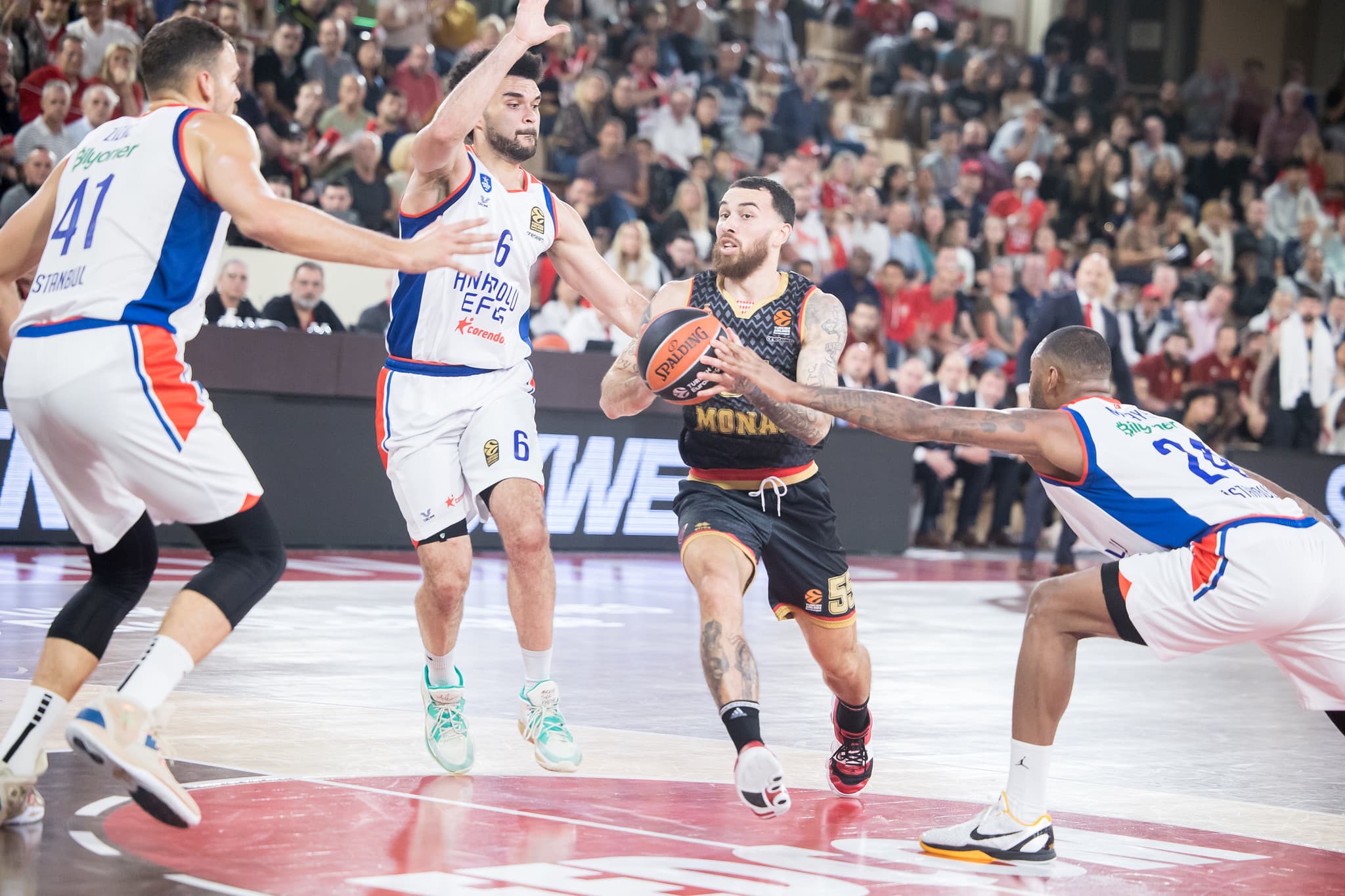 Mike James ambitieux pour l’Anadolu Efes : « On a une chance d’être compétitif »