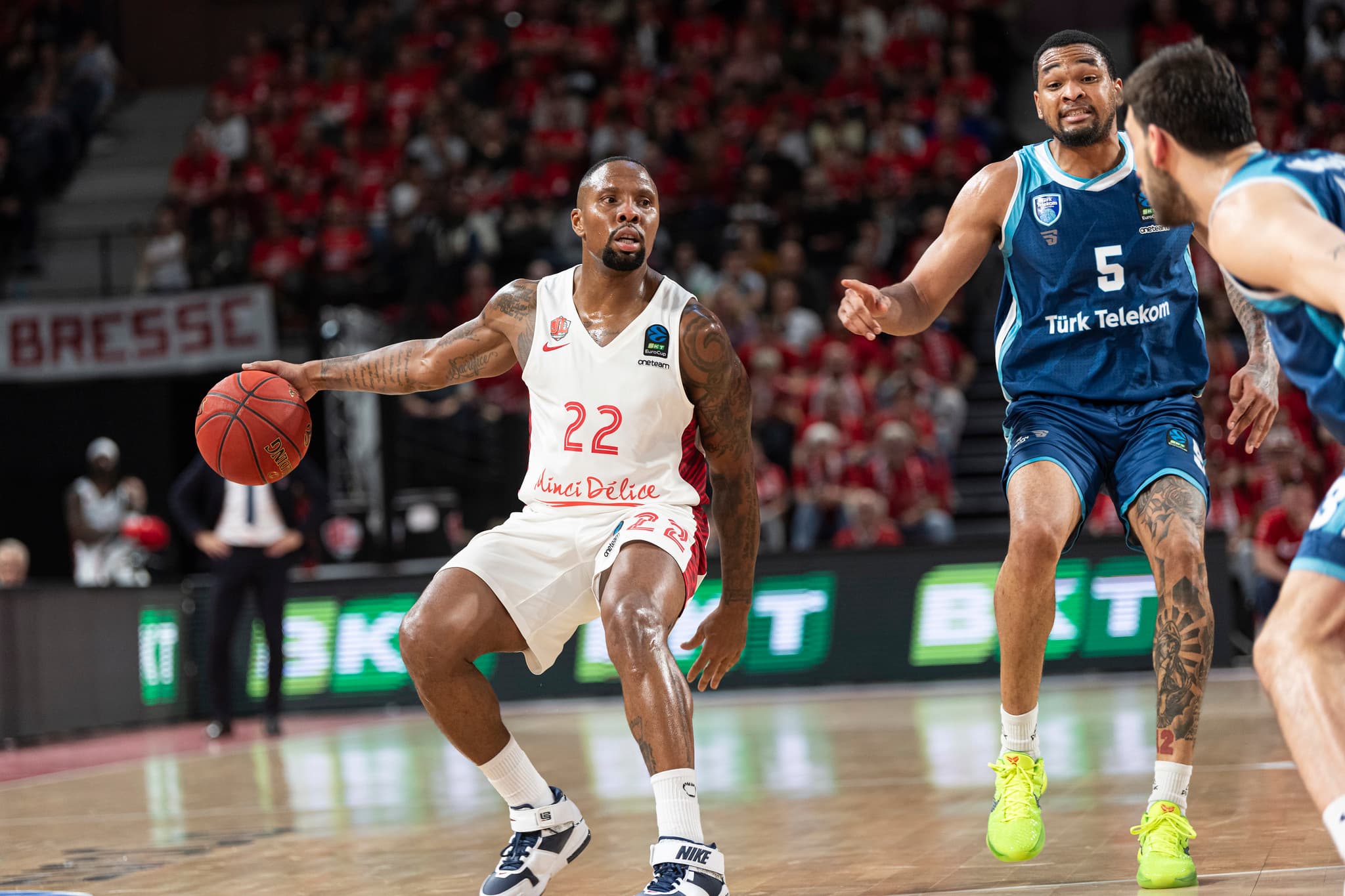 Et si E.J. Rowland restait à la JL Bourg ?