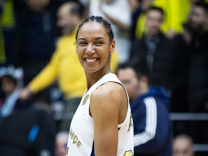 Marième Badiane lancée dans le grand bain par le Fenerbahçe, l’énorme performance d’Olivia Epoupa