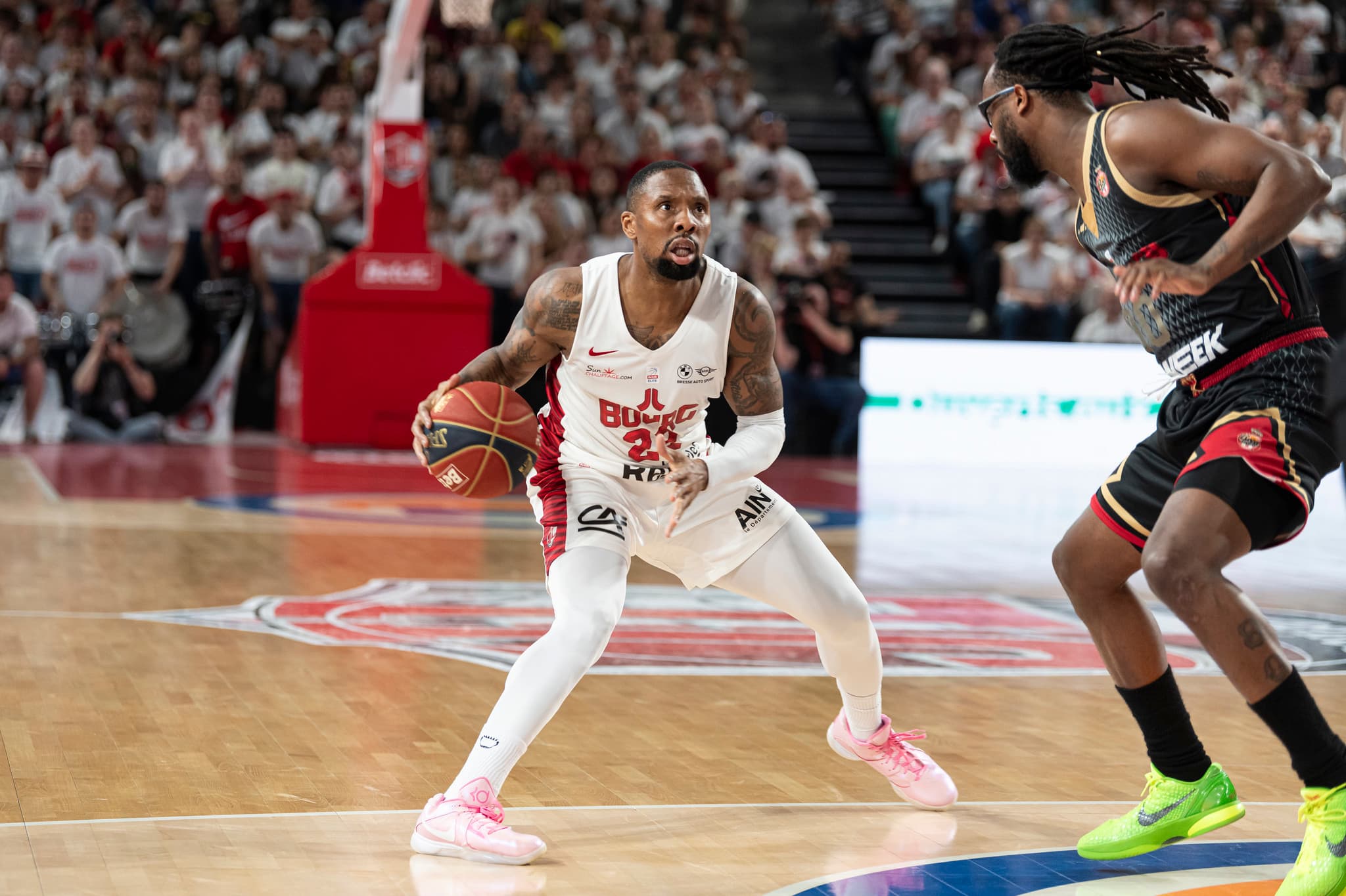 Finaliste de l’EuroCup avec Bourg, E.J. Rowland bascule dans le coaching