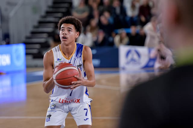 Yanis Mbuy, l’une des sensations de NM1 rejoint Nanterre