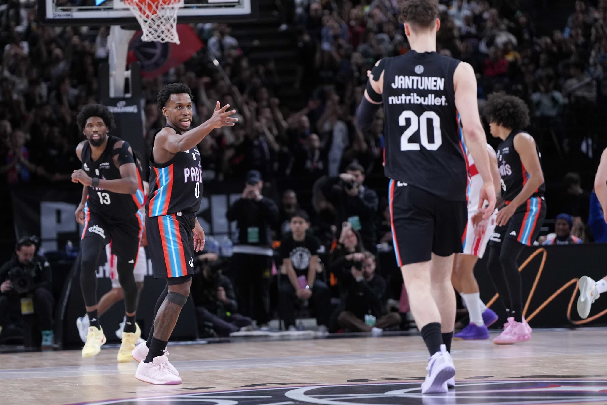 Paris dompte encore une JL Bourg accrocheuse pour bien débuter sa demi-finale