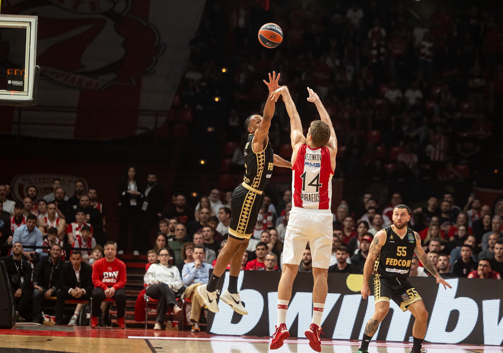 Sasha Vezenkov reçoit son cinquième trophée de MVP du mois en EuroLeague et rejoint Mike James !