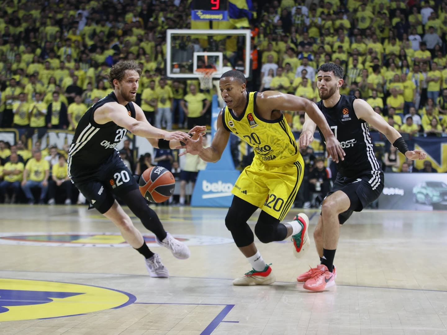 « On s’est fait botter le cul » : surclassé à Istanbul, Paris au bord de l’élimination