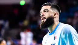 Vincent Poirier lors de son dernier match en équipe de France, le 9 août dernier face à la Grande-Bretagne en préparation de l'EuroBasket 2025