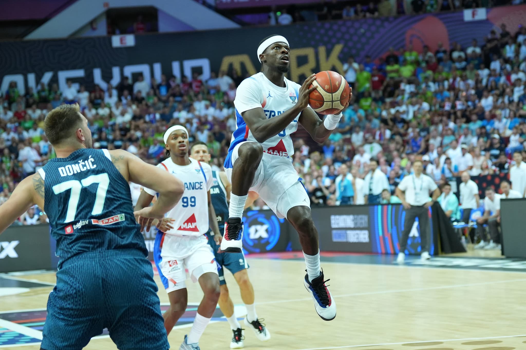 Luka Doncic a fait connaissance avec Sylvain Francisco : « Il a tiré à 1/23 en préparation et il a marqué 30 points contre nous »