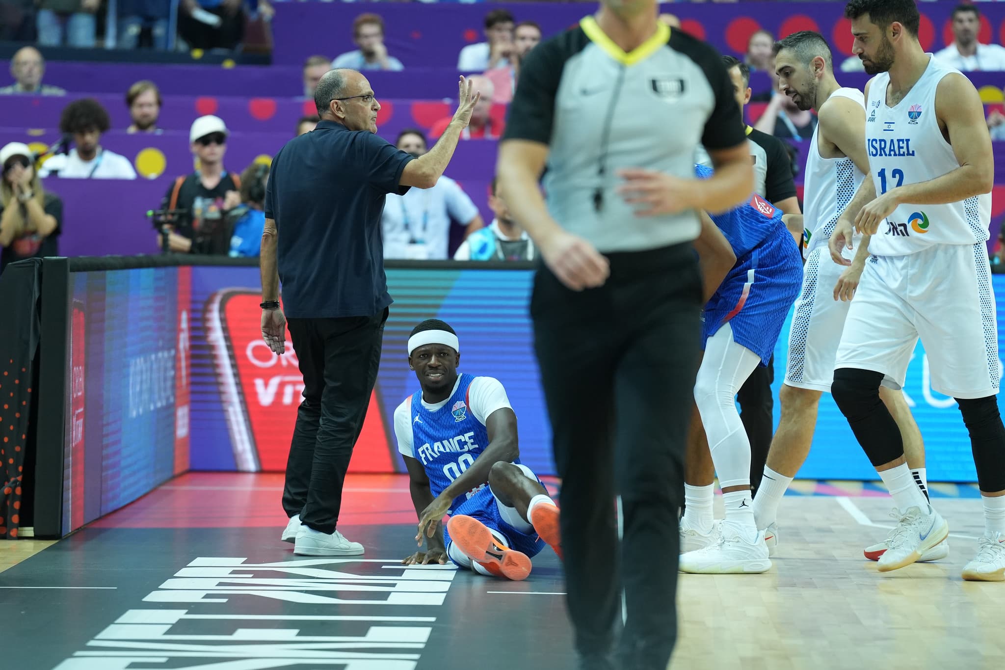 Battue par Israël, l’équipe de France se complique la tâche à l’EuroBasket !