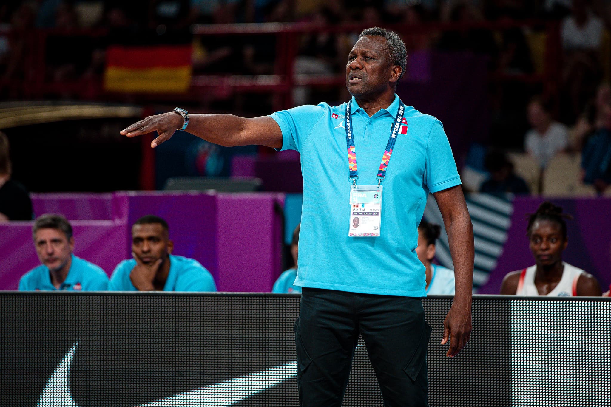 Jean-Aimé Toupane reste à la tête des Bleues : « Je ne vois pas comment un entraîneur vice-champion olympique ne serait plus en capacité de mener l’équipe »
