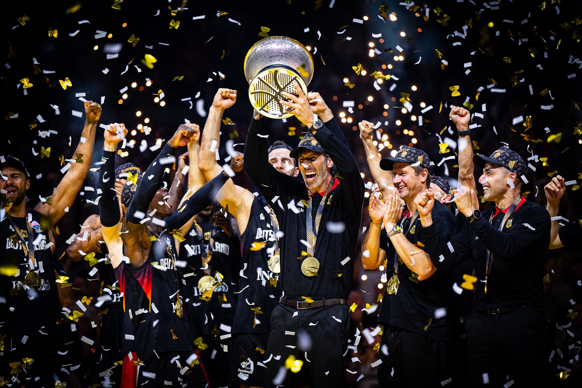 Le sélectionneur allemand Alex Mumbru de nouveau hospitalisé en urgence, alors que l’Allemagne célèbre son titre de l’EuroBasket