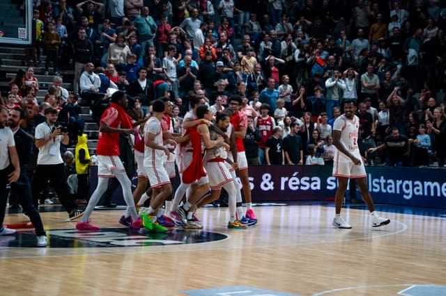 Jeremiah Hill (Chalon) climatise l’Astroballe au buzzer !