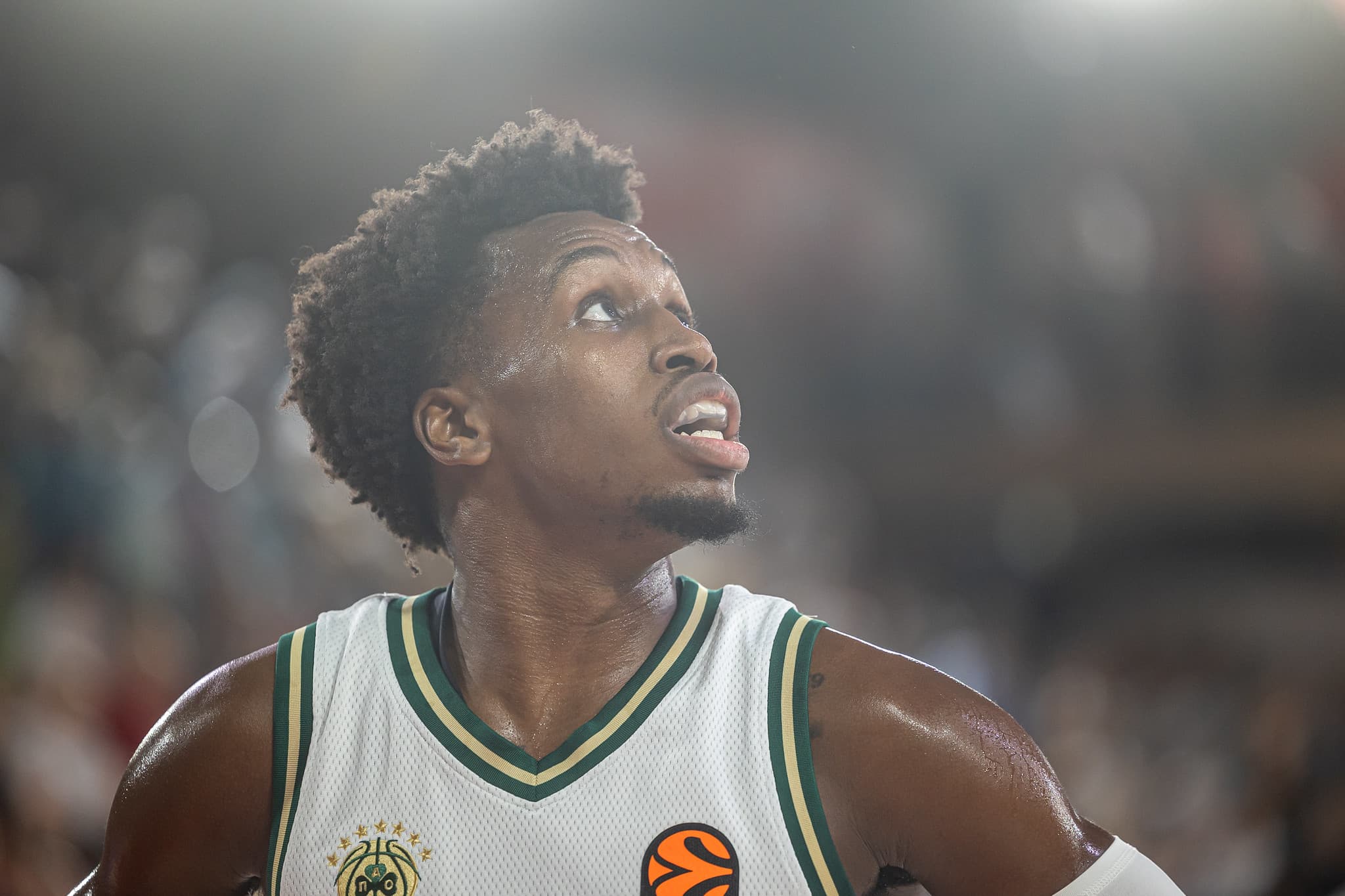 Ergin Ataman fustige « certains joueurs qui n’apportent rien »… puis cloue T.J. Shorts au banc : 0 minute contre Vitoria !