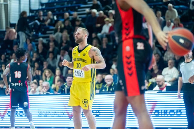 « Ce n’est pas uniquement une décision personnelle » : Gaëtan Clerc dispute-t-il les trois derniers matchs de sa carrière professionnelle ?