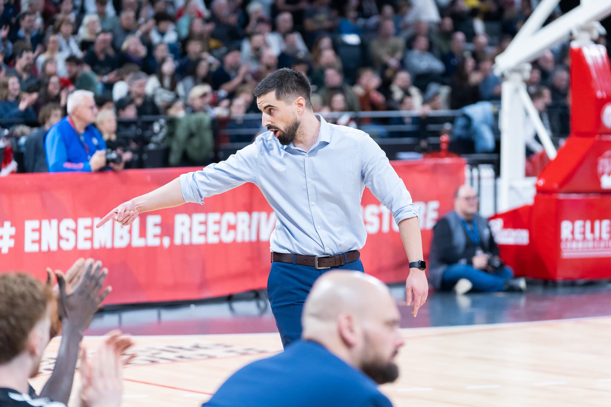 « Il faut quand même que tu aies un vrai métier ! » : qui est Julien Cros, le plus jeune entraîneur de LNB ?