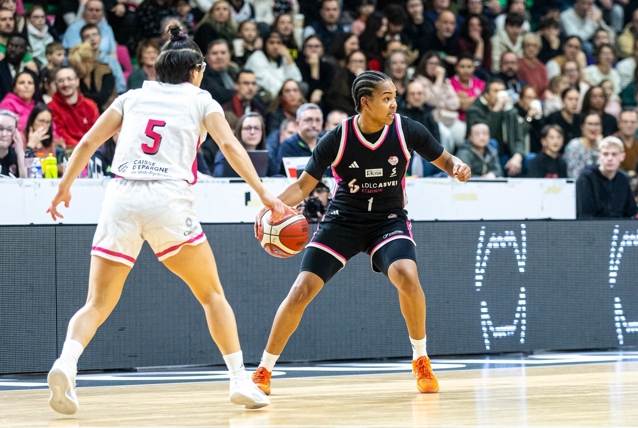 Angers lance un recrutement ambitieux sur les lignes arrières, dans l’ombre d’un maintien administratif