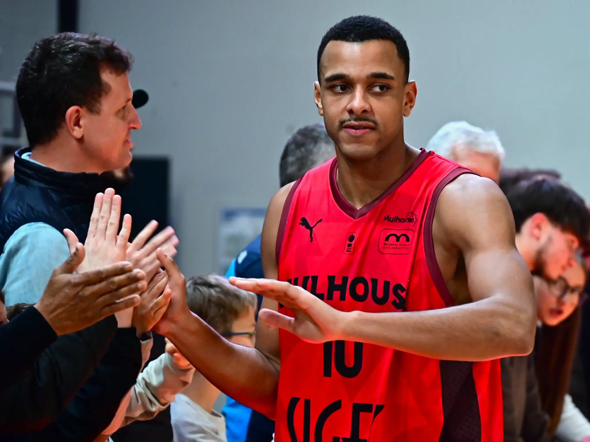 Mulhouse réagit à l’affaire Tim Eboh et réfute « tout comportement abusif »