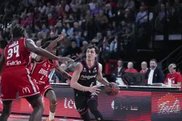 Cette saison en Betclic Elite, Robineau compilait 15 points, 3,1 rebonds et 2,7 passes de moyenne.