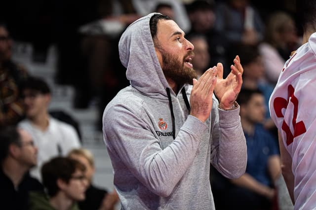 Mike James va-t-il retrouver son ancien coach la saison prochaine ? Son coéquipier Blossomgame valide la piste