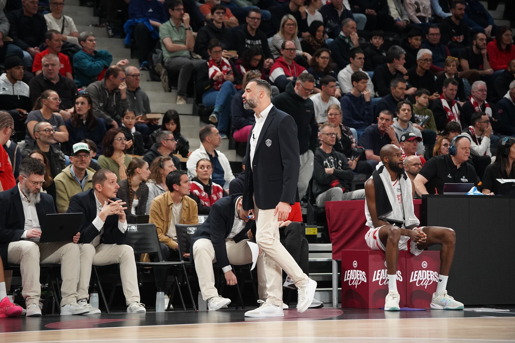 « Tout le monde doit hausser son niveau » : le message piquant de Fabrice Lefrançois à l’arbitrage, après le revers contre l’ASVEL
