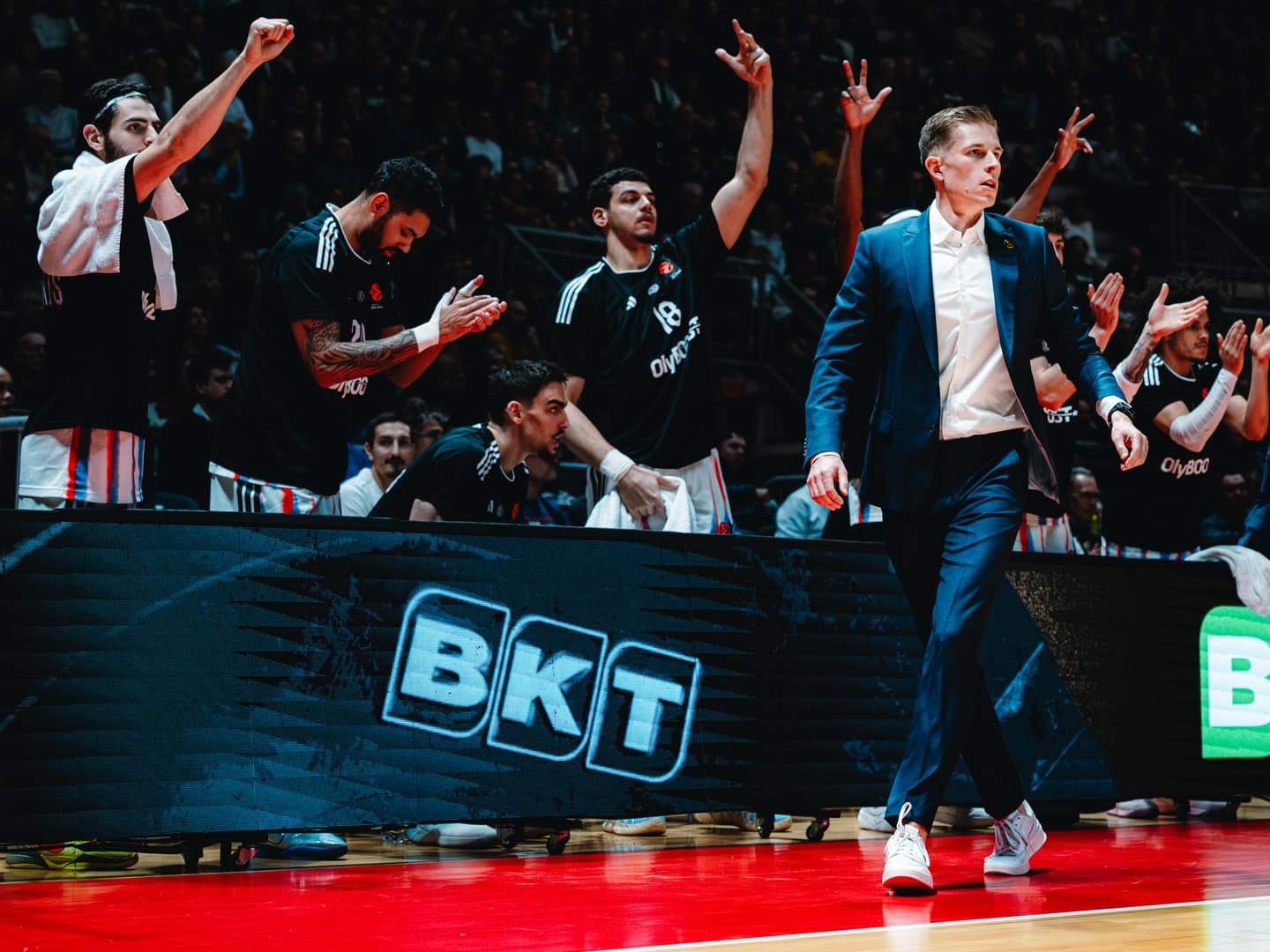 « Comment aurais-je pu m’y attendre ?! » : Julius Thomas rentre dans l’histoire de l’EuroLeague et rend hommage à Tabellini