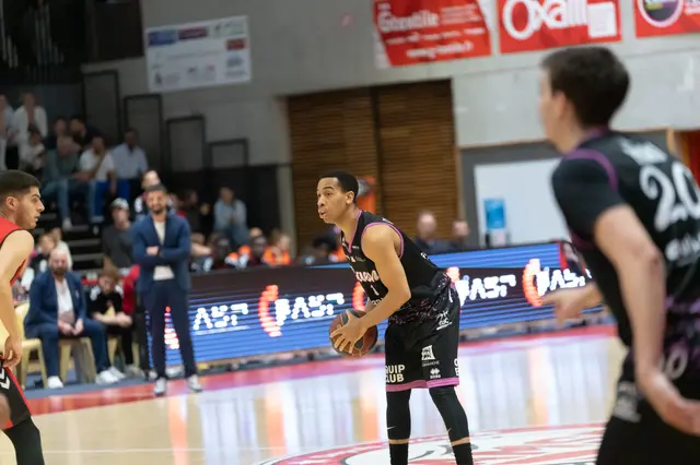 Troisième meilleur passeur d’ÉLITE 2, Siyani Chambers file vers la Roumanie