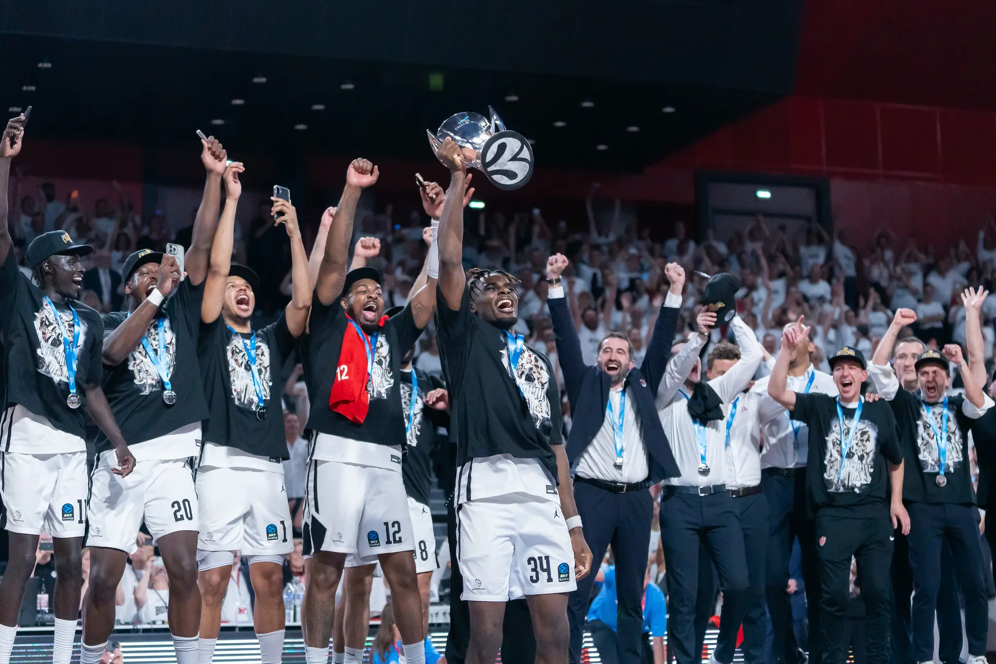 Soir d’éternité à Ékinox : la JL Bourg remporte l’EuroCup au buzzer !