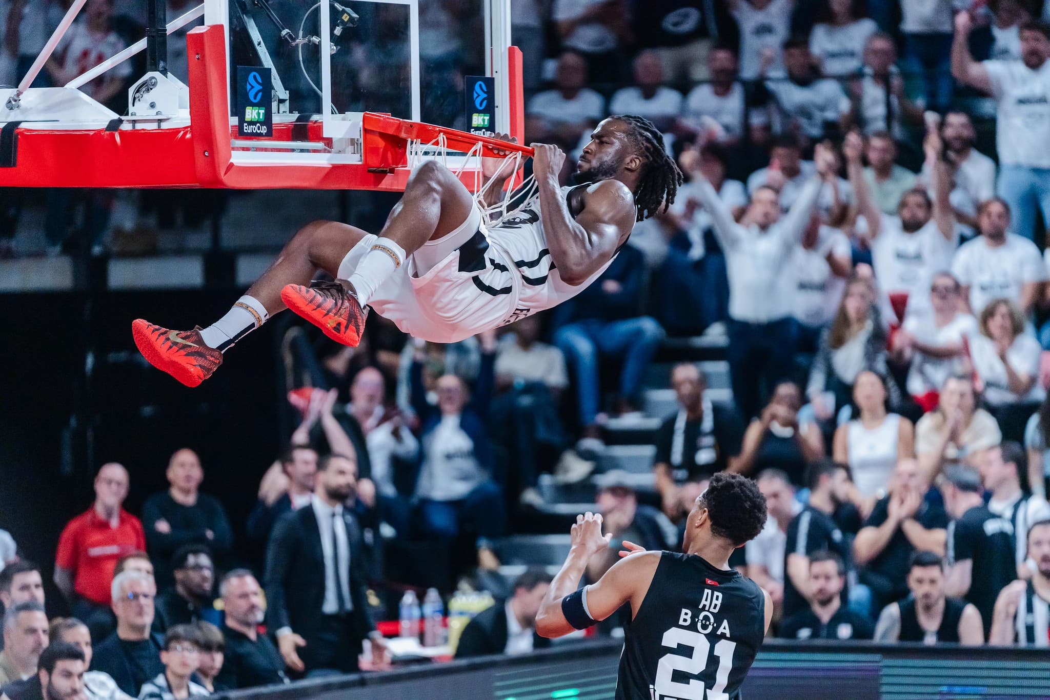 « Il est l’un des meilleurs joueurs en Europe » : Adam Mokoka MVP de la finale d’EuroCup, la revanche du snobé