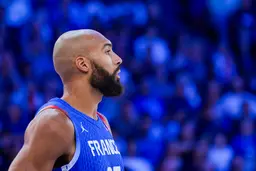 Rudy Gobert est en civil pour Suède - France