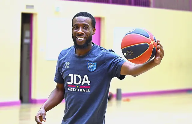 Grâce aux 28 points de l'éternel David Holston, la JDA Dijon conforte sa place de leader !