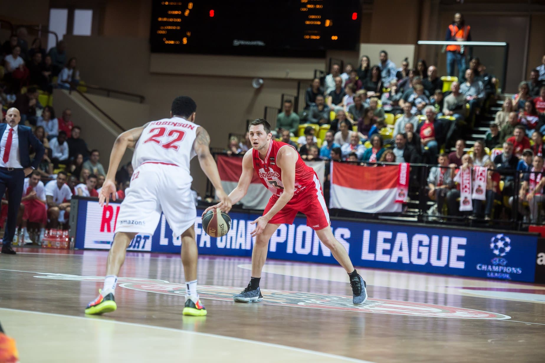 « Un profil très complémentaire de Stockton » : Pau officialise la signature de Sim