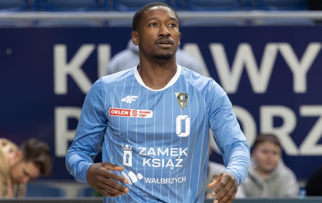 Lovell Cabbil Jr flambe en Pologne : record de points historique pour l’ancien Denaisien