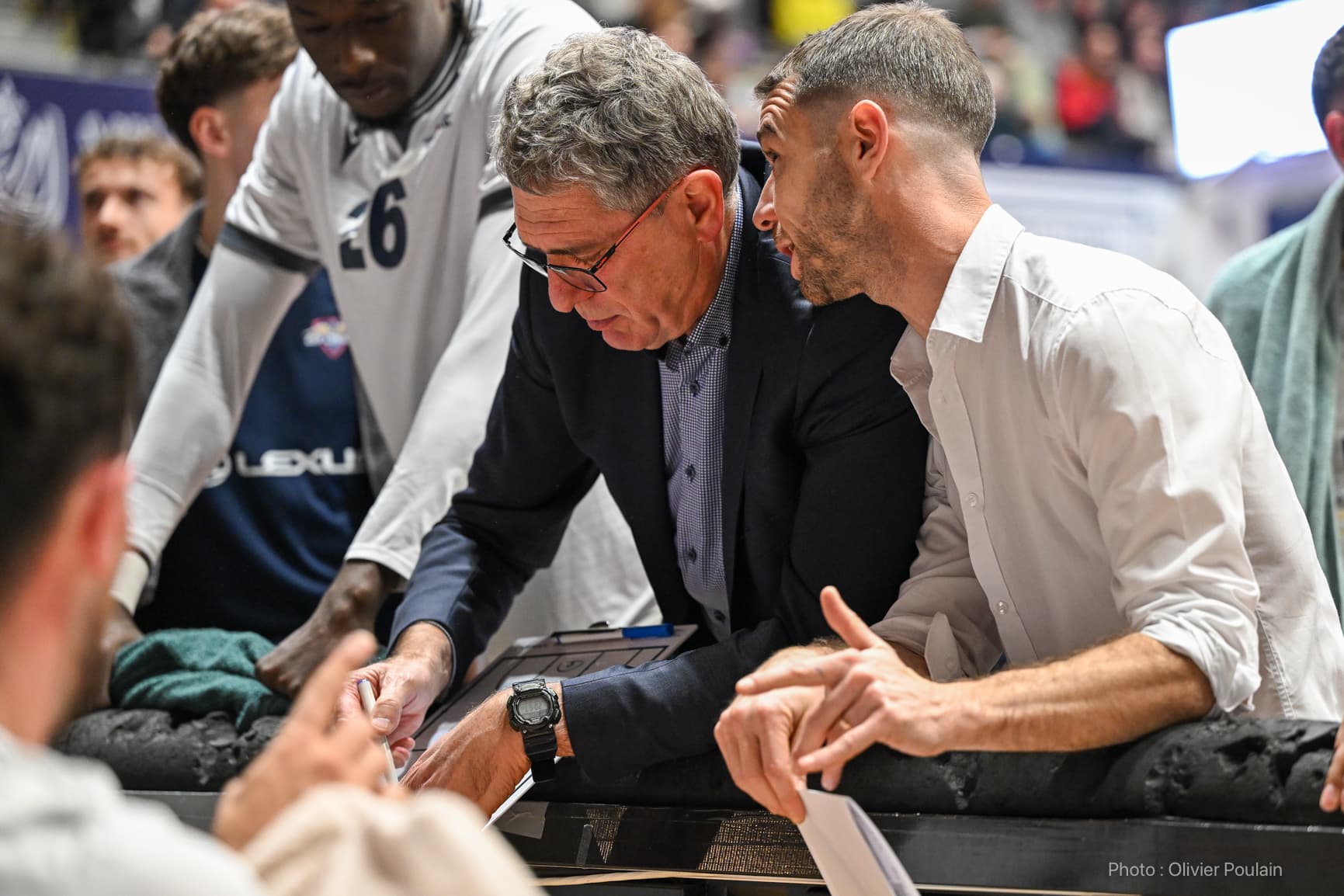 Encore menacé de manquer les playoffs, le CEP Lorient écarte son coach