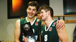Le Panathinaïkos a réinstallé la bannière de Dejan Bodiroga, retirée en mars sur ordre de Dimitris Giannakopoulos lors du derby face à l’Olympiakos.