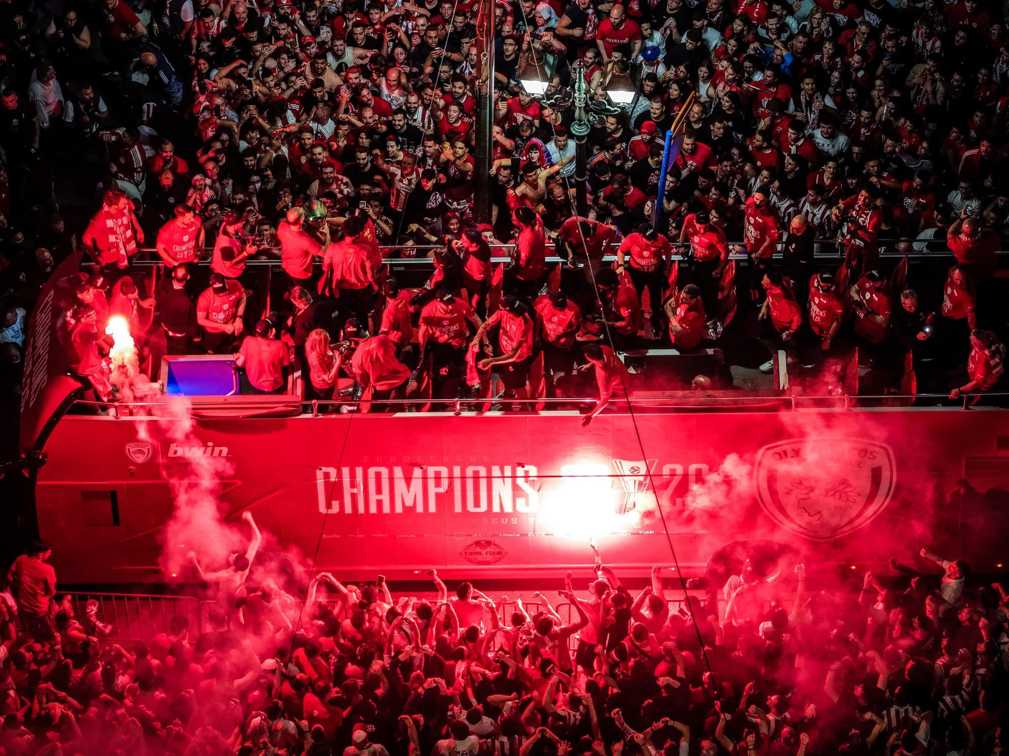 Le Pirée rouge de bonheur : 90 000 supporters pour célébrer l’Olympiakos et Evan Fournier