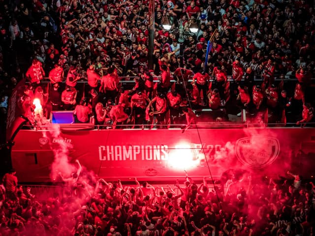 Le Pirée rouge de bonheur : 90 000 supporters pour célébrer l’Olympiakos et Evan Fournier