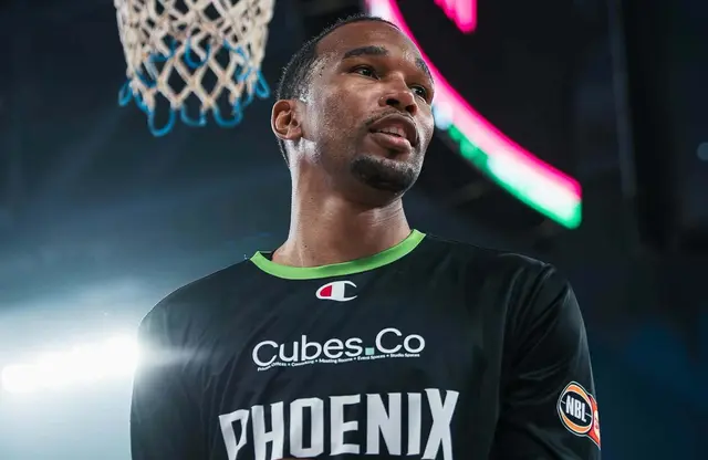 Yannis Morin marque son premier 3-points en NBL, mais le Phoenix craque dans le derby