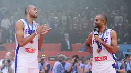 Tony Parker a pris le temps de saluer Nicolas Batum après sa retraite, au terme de 18 saisons NBA et d'une longue histoire commune en Bleu.