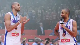 Tony Parker a pris le temps de saluer Nicolas Batum après sa retraite, au terme de 18 saisons NBA et d'une longue histoire commune en Bleu.