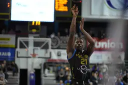 Après une saison en ÉLITE 2, Laolu Oke poursuit sa carrière au Kosovo
