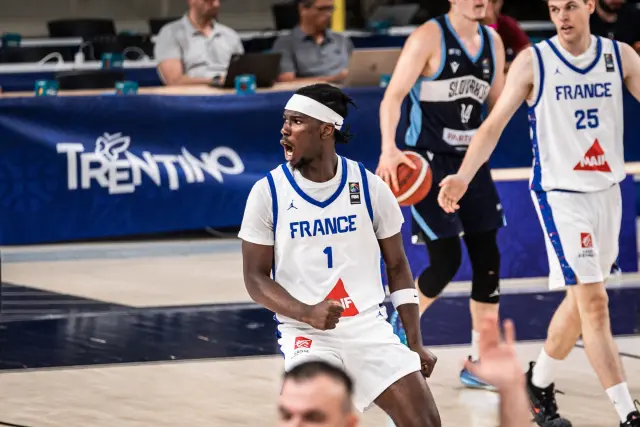 L’équipe de France U18 passe encore proche de la catastrophe mais atteint les quarts !