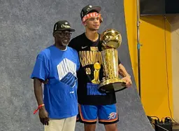 Ababacar Dieng avec son fils Ousmane après le titre de champion NBA de ce dernier