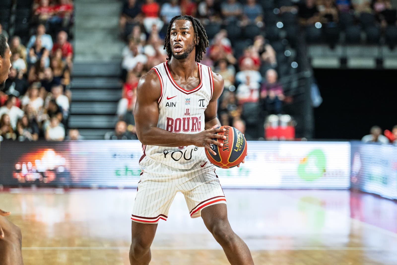 Adam Mokoka affiche ses ambitions avec la JL Bourg : « Gagner au moins un titre cette saison »