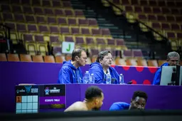 Alain Contensoux assiste à un entraînement de l'équipe de France à Katowice, fin août 2025, lors du premier tour de l'EuroBasket