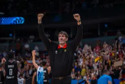 Alex Mumbru après la victoire de l'Allemagne en finale de l'EuroBasket